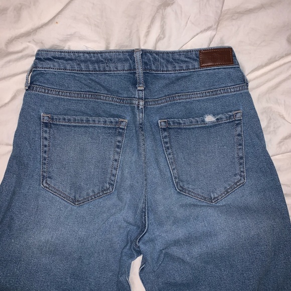 Hollister High Rise Mom Jean !! 🤍 - Picture 4 of 6